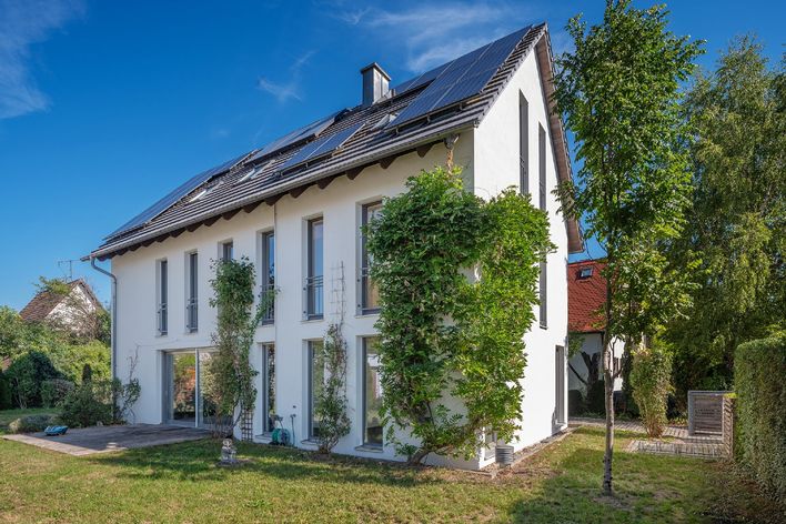 Energy efficient! Single-family house with solar thermal energy, photovoltaics with battery storage and wall box